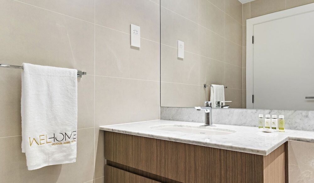 Дубай: WelHome - Mesmerizing Sea & Burj Khalifa Views Apt at La Voile