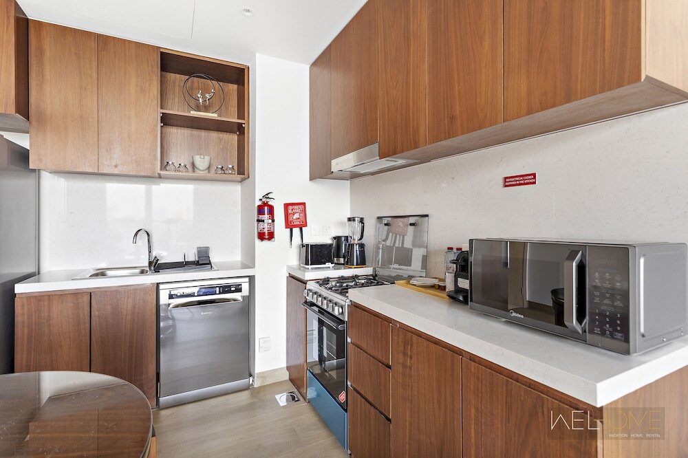 Дубай: WelHome - Mesmerizing Sea & Burj Khalifa Views Apt at La Voile
