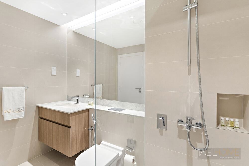 Дубай: WelHome - Mesmerizing Sea & Burj Khalifa Views Apt at La Voile