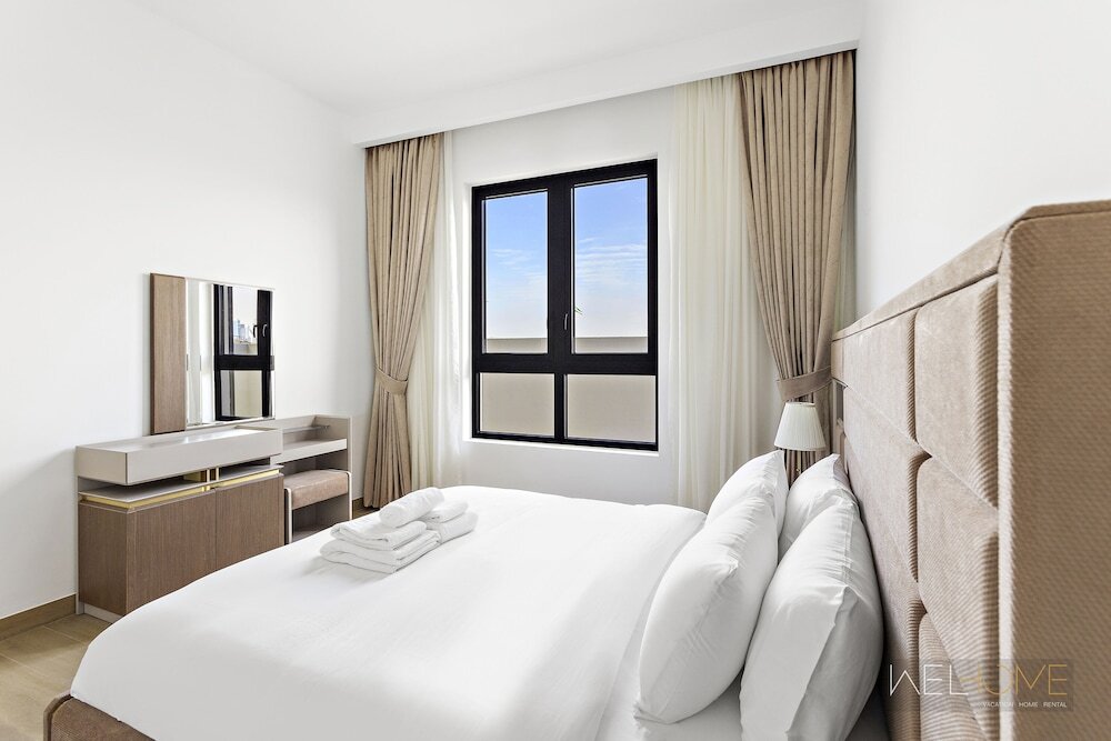 Дубай: WelHome - Mesmerizing Sea & Burj Khalifa Views Apt at La Voile