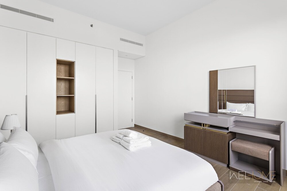 Дубай: WelHome - Mesmerizing Sea & Burj Khalifa Views Apt at La Voile