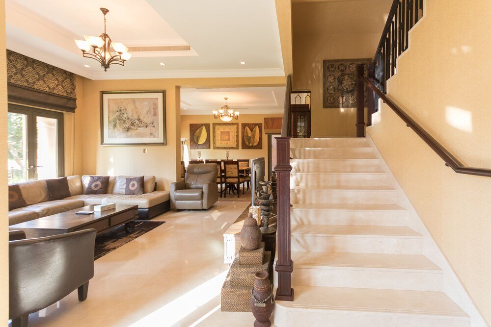 Дубай: The Palm Jumeirah Villas - Frond A by Yanjoon Holiday Homes