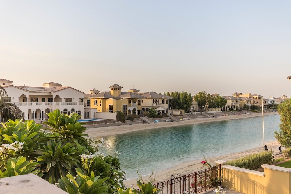 Дубай: The Palm Jumeirah Villas - Frond A by Yanjoon Holiday Homes