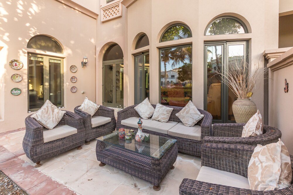 Дубай: The Palm Jumeirah Villas - Frond A by Yanjoon Holiday Homes