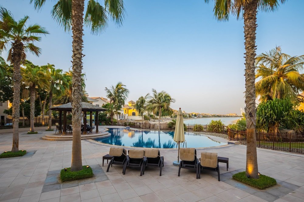 Дубай: The Palm Jumeirah Villas - Frond A by Yanjoon Holiday Homes