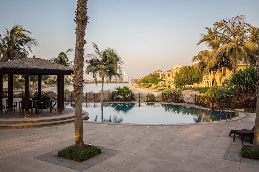 Дубай: The Palm Jumeirah Villas - Frond A by Yanjoon Holiday Homes