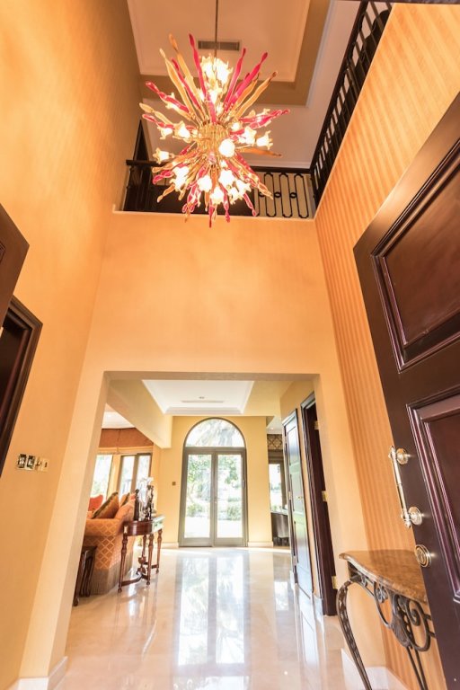 Дубай: The Palm Jumeirah Villas - Frond A by Yanjoon Holiday Homes