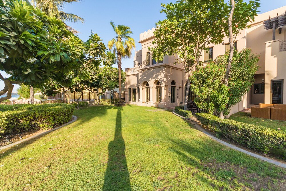 Дубай: The Palm Jumeirah Villas - Frond A by Yanjoon Holiday Homes