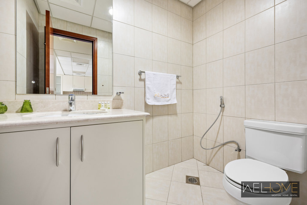 Дубай: Апартаменты WelHome - Prime Apartment With Balcony Amidst Lively Area