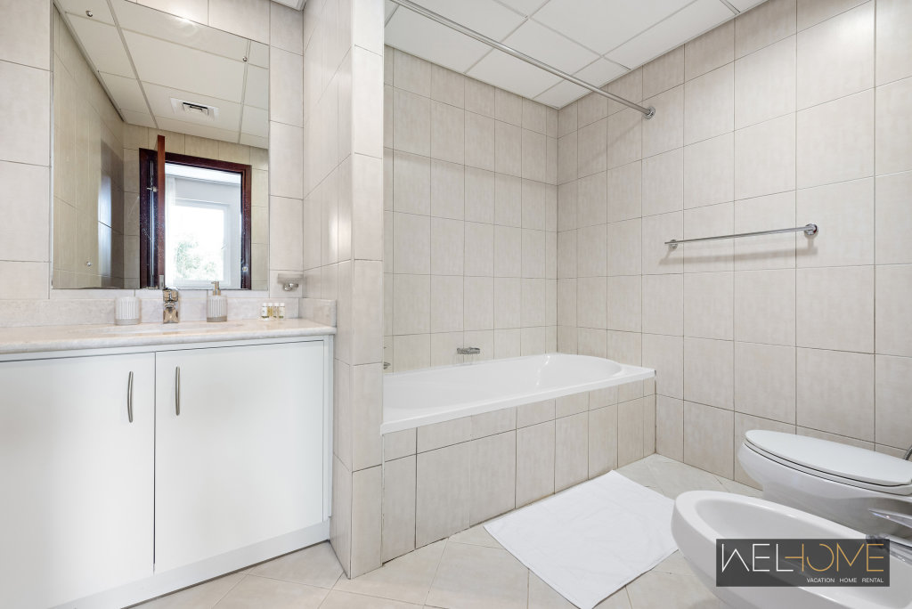 Дубай: Апартаменты WelHome - Prime Apartment With Balcony Amidst Lively Area