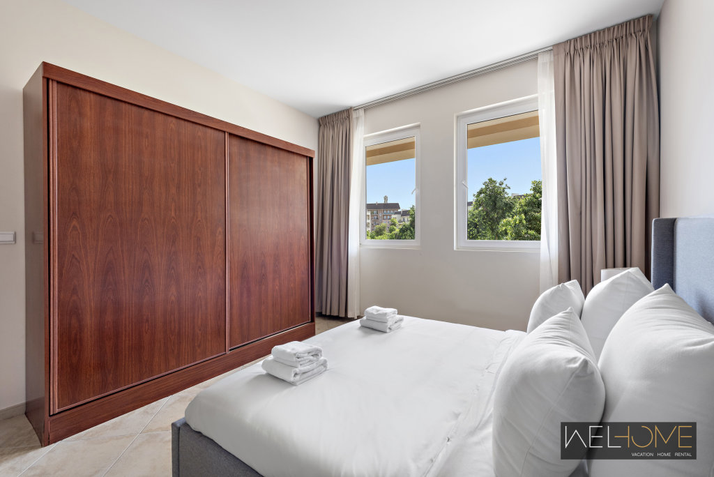 Дубай: Апартаменты WelHome - Prime Apartment With Balcony Amidst Lively Area