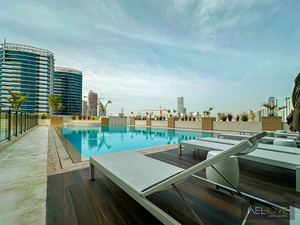 Дубай: Апартаменты WelHome - Dubai Delight: Luxe Living 1BR at Binghatti Luna