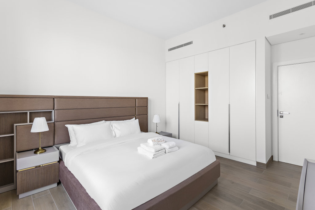 Дубай: Апартаменты WelHome - Mesmerizing Sea & Burj Khalifa Views Apt at La Voile