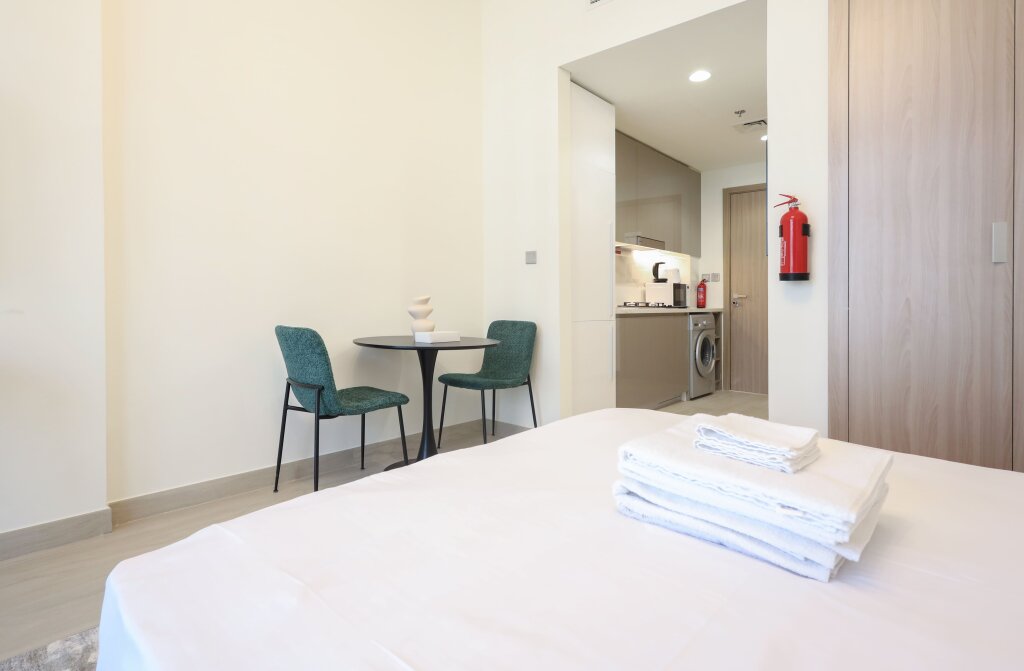 Дубай: Апартаменты Apartments Elite LUX Holiday Homes - Modern Marvel – Sleek Studio in Azizi Riviera