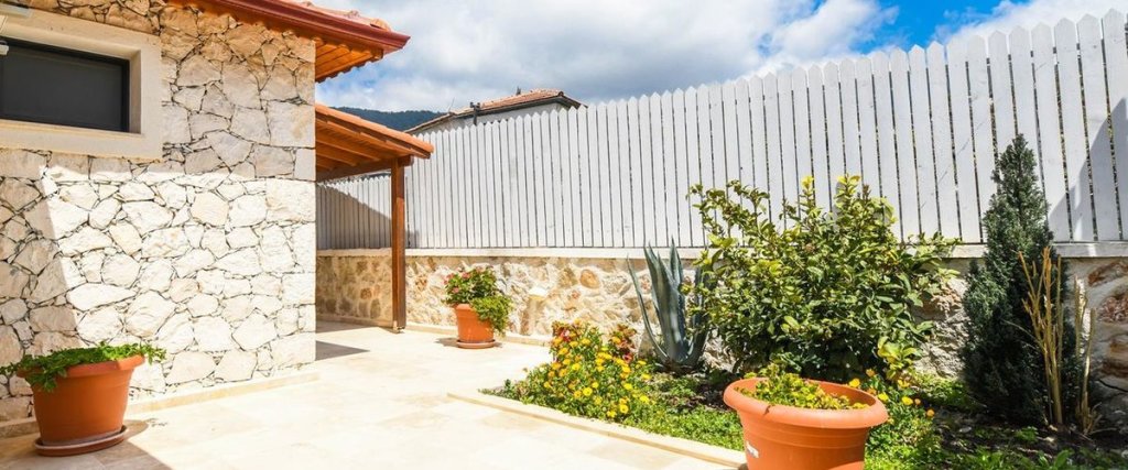 Исламлар: Villa Luck