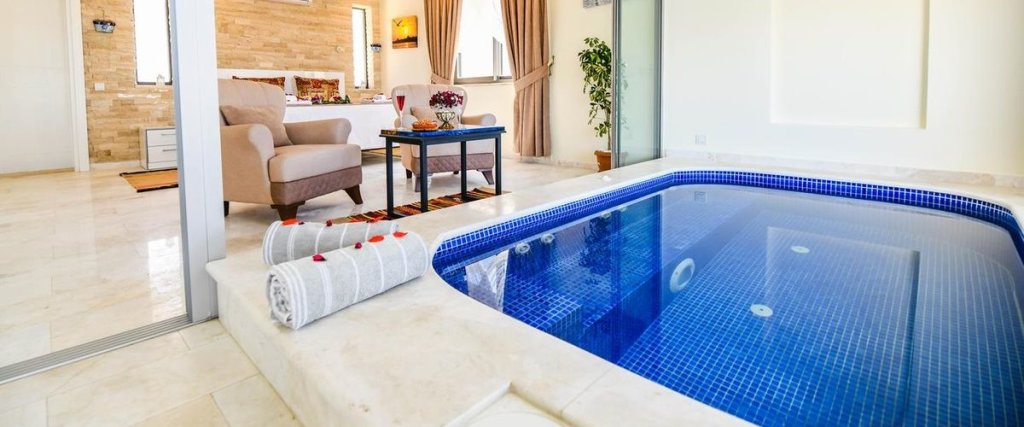 Исламлар: Villa Luck