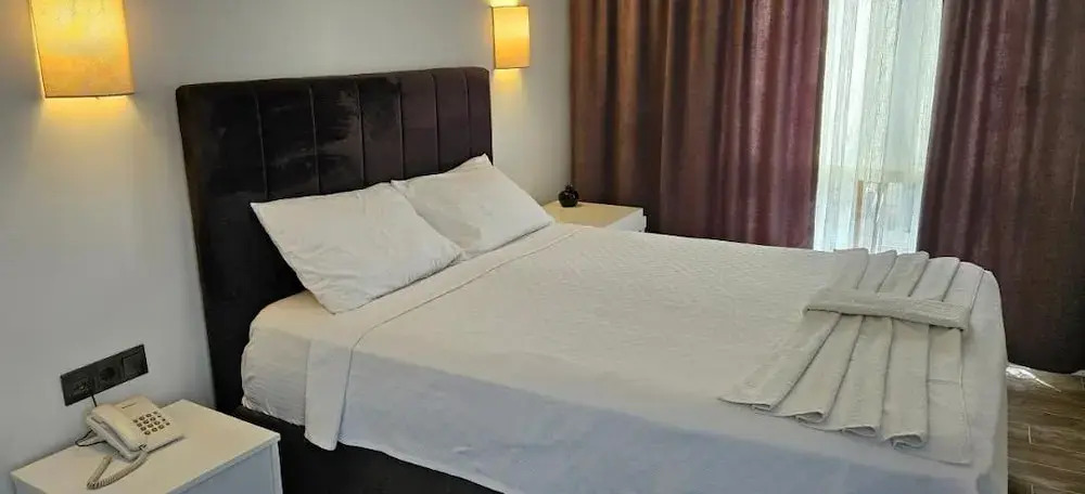 Зейтинликой: Li̇mi̇s Otel