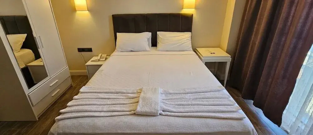 Зейтинликой: Li̇mi̇s Otel