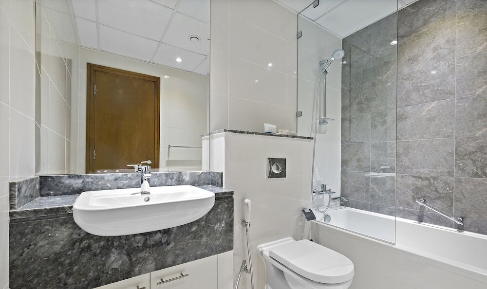 Дубай: WelHome - Luxury Canal-Side Apartment in Al Habtoor City