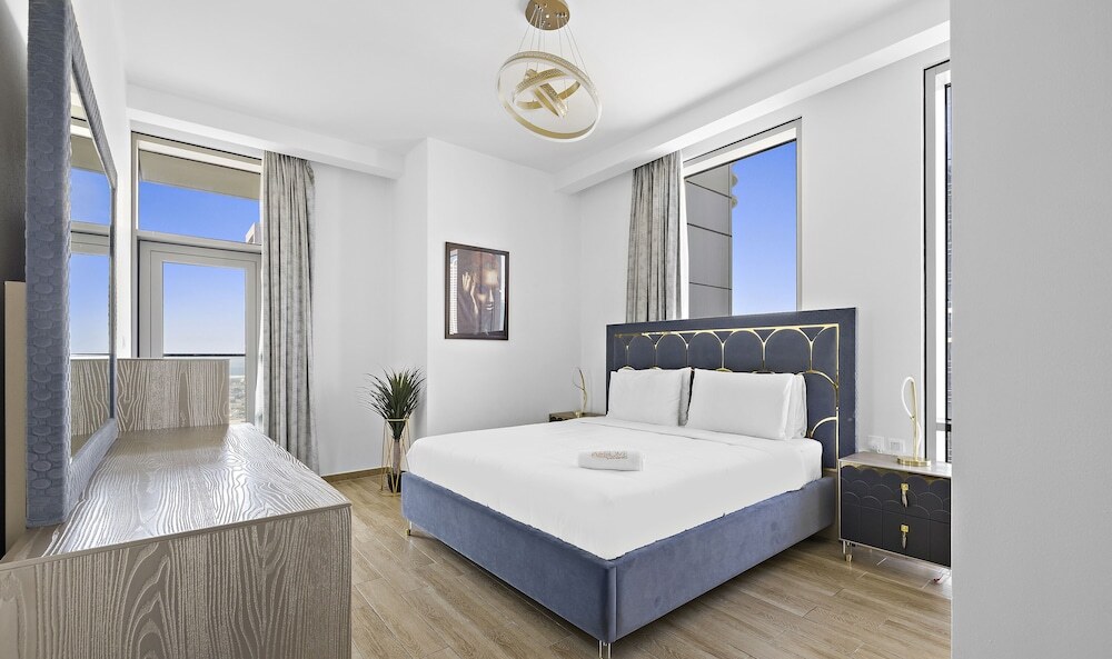 Дубай: WelHome - Luxury Canal-Side Apartment in Al Habtoor City