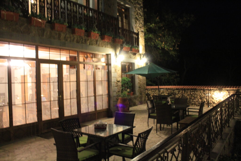 Гарни: Hinyard Hotel