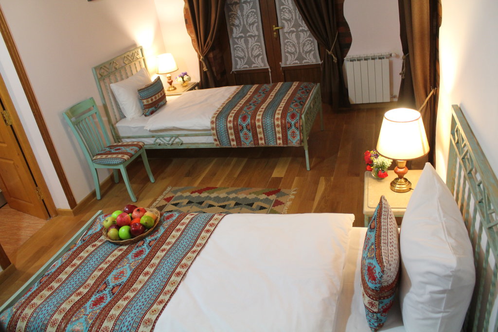 Гарни: Hinyard Hotel