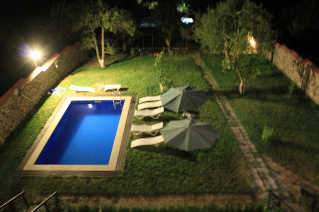 Гарни: Hinyard Hotel