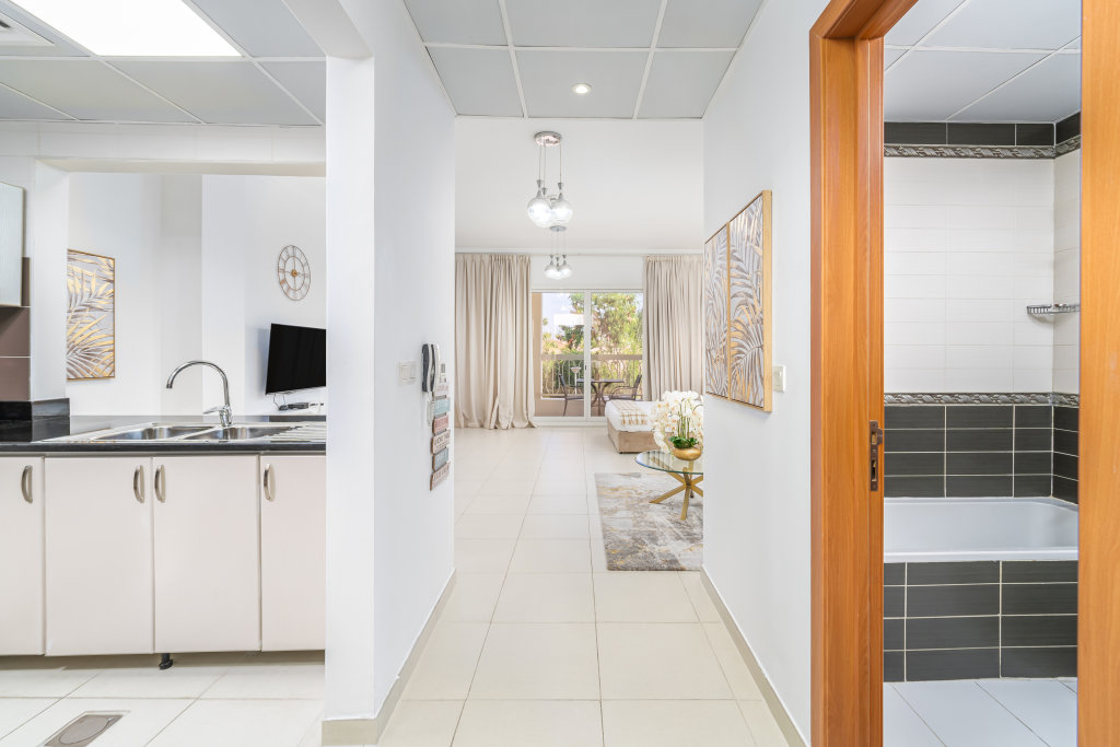 Дубай: АпартаментыMarco Polo Spacious Studio Lush Views & Huge Balcony JVT