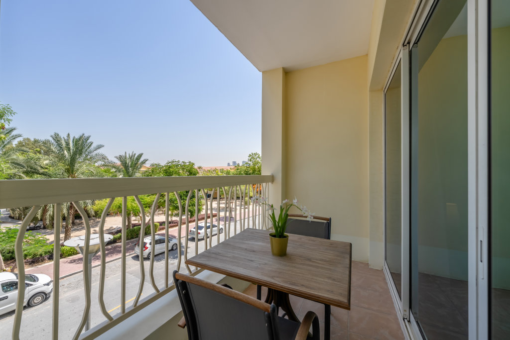 Дубай: АпартаментыMarco Polo Spacious Studio Lush Views & Huge Balcony JVT