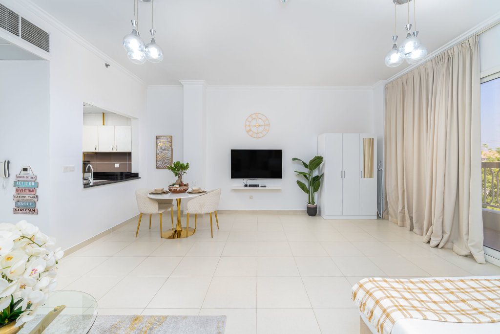 Дубай: АпартаментыMarco Polo Spacious Studio Lush Views & Huge Balcony JVT
