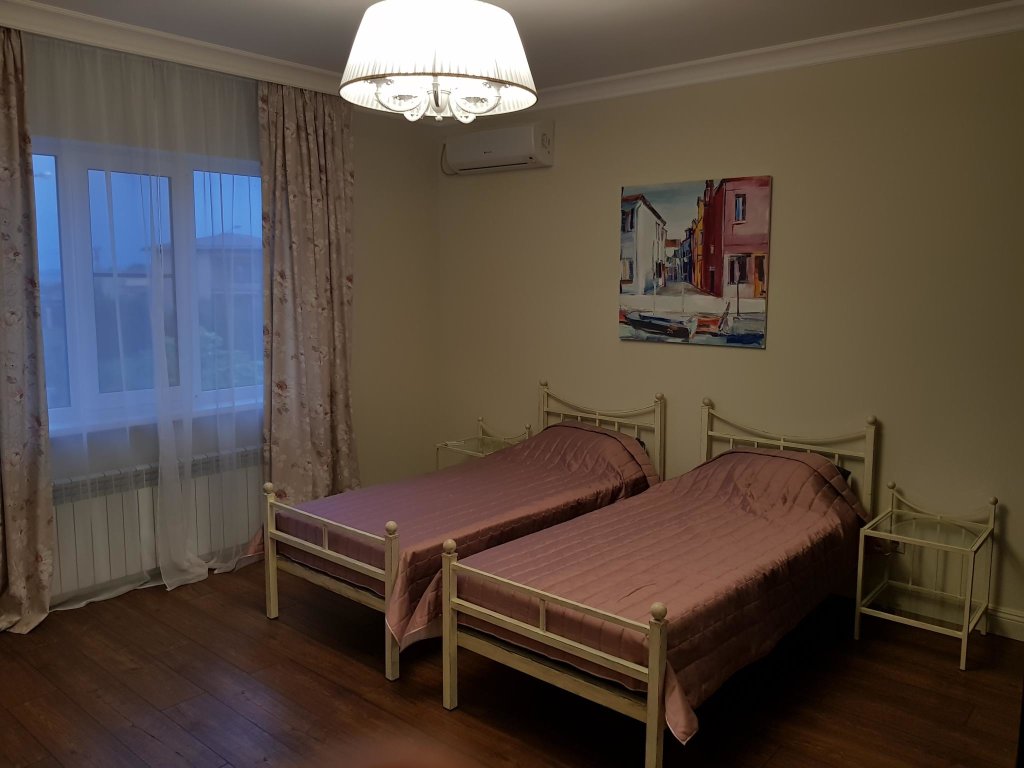 Голубицкая: Гостевой дом на Анапском, 4