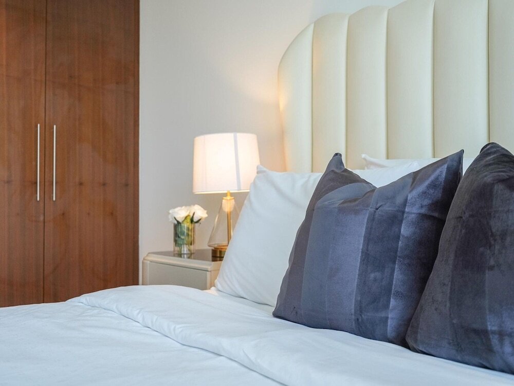 Дубай: Lux 1BR Apt Burj Khalifa View by Belvilla