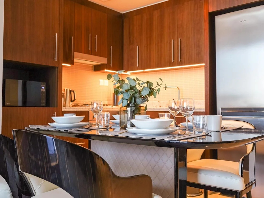 Дубай: Lux 1BR Apt Burj Khalifa View by Belvilla