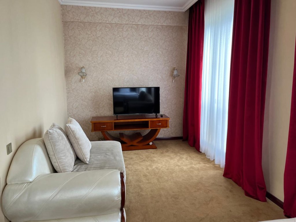 Тараз: Отель Luxurious