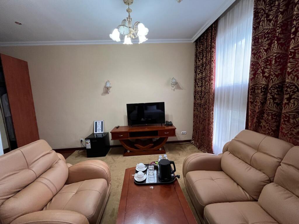 Тараз: Отель Luxurious