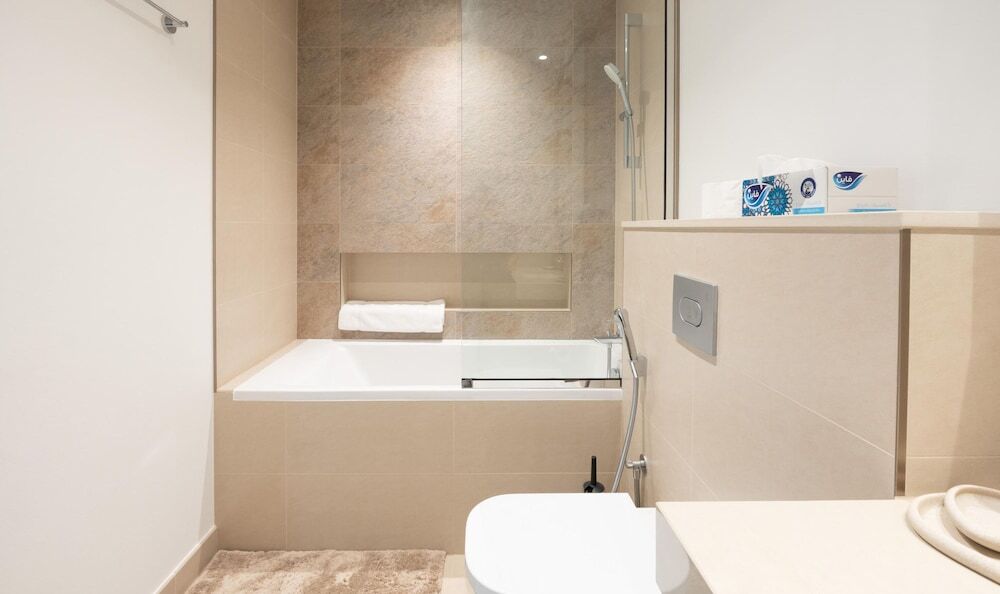 Дубай: Elegant 1BR Apt Steps Away From Dubai Mall