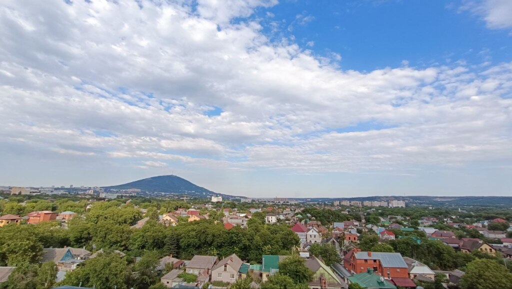 Пятигорск: Квартира с одной спальней, балконом и видом на гору Машук