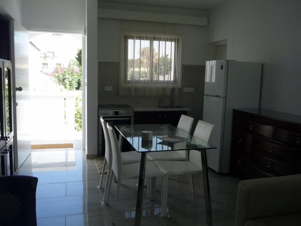 Ларнака: Sandy Beach Apartment 13