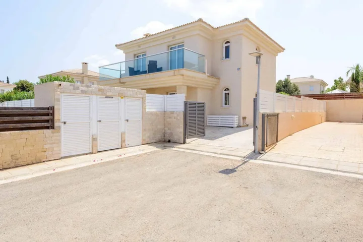 Паралимни: Villa Hannah