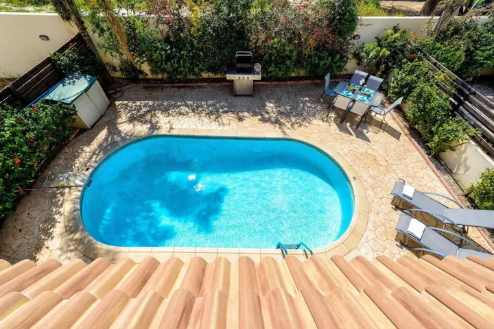 Паралимни: Villa Oscar