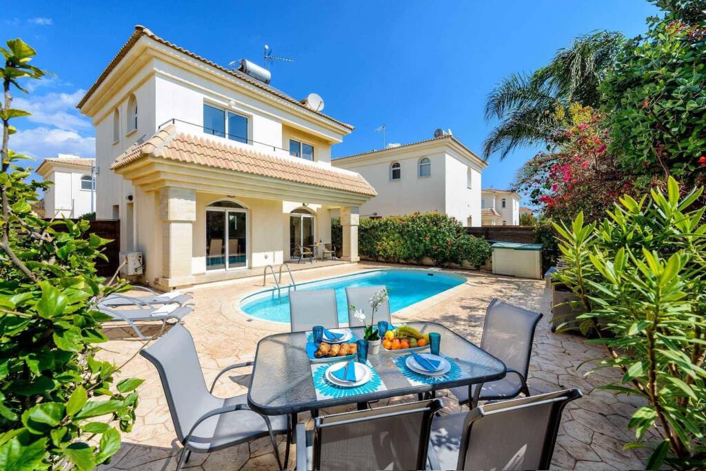 Паралимни: Villa Oscar