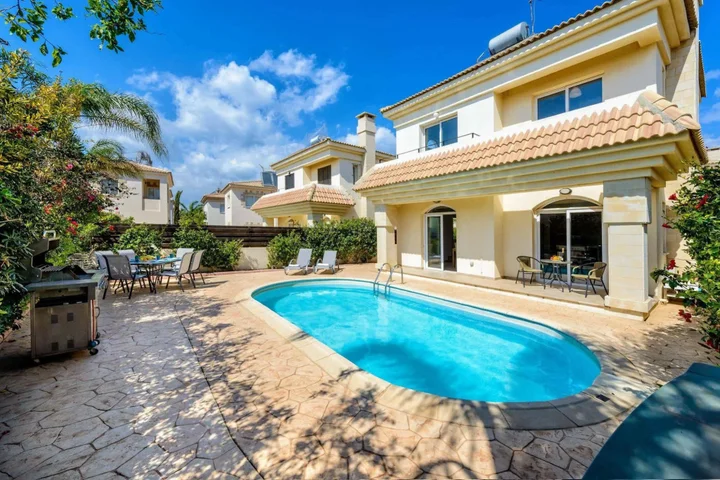 Паралимни: Villa Oscar