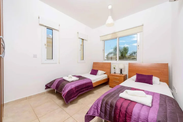 Паралимни: Villa Oscar
