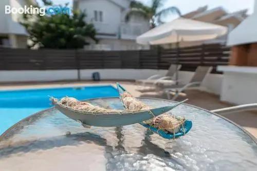 Паралимни: Sun & Sand Private Villa with on demand heated pool