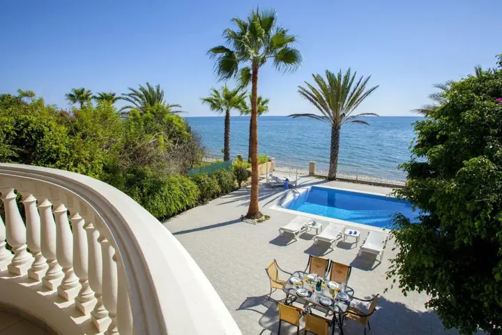 Перволия: Sunset Beachfront Villa Meneou