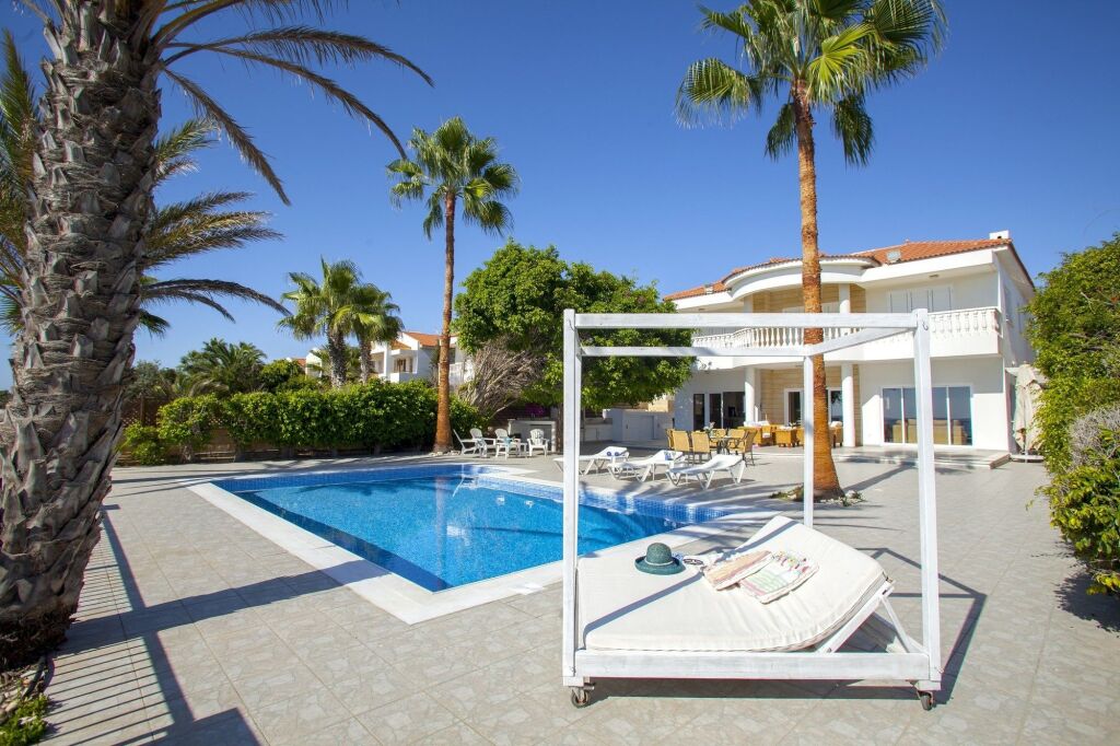Перволия: Sunset Beachfront Villa Meneou