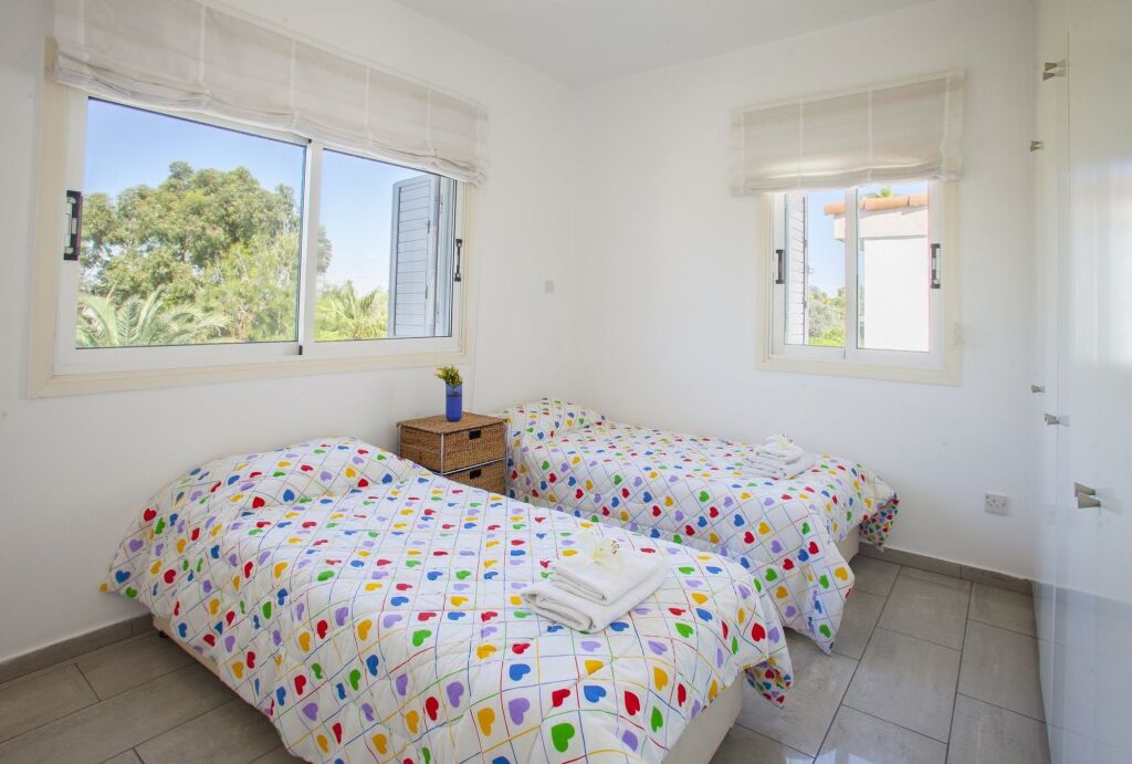 Перволия: Sunset Beachfront Villa Meneou