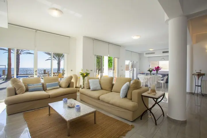 Перволия: Sunset Beachfront Villa Meneou