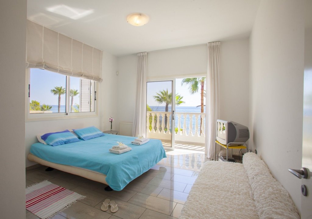 Перволия: Sunset Beachfront Villa Meneou
