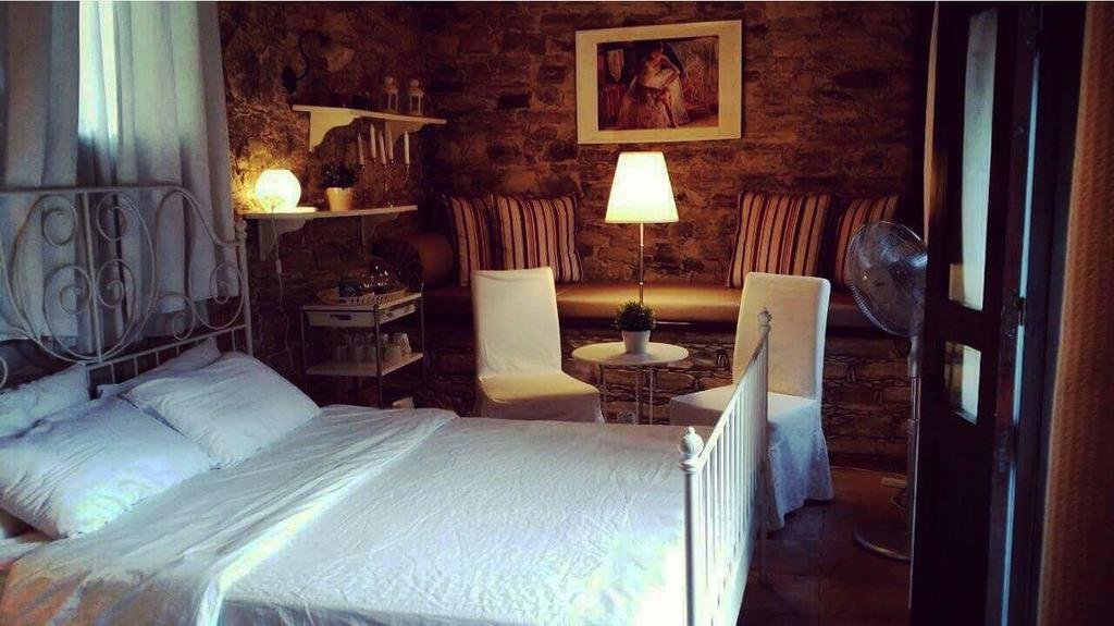 Агиа-Варвара: Nadia's Room